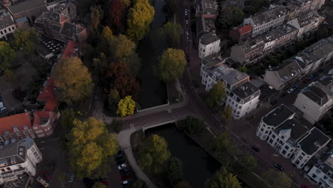 Luftaufnahme-Einer-Brücke-In-Der-Mittelalterlichen-Niederländischen-Stadt-Utrecht,-Die-Das-Breitere-Stadtbild-Bei-Sonnenaufgang-Am-Frühen-Morgen-Enthüllt