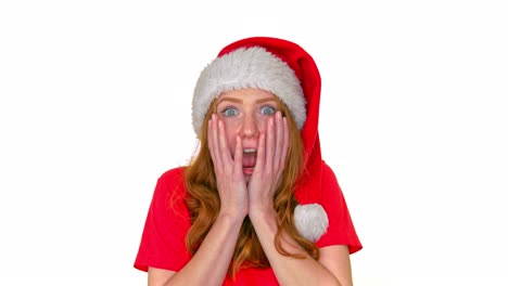 überraschte-Frau-Mit-Weihnachtsmann-Hut,-Die-Mit-Schock-Im-Gesicht-Auf-Weißem-Hintergrund-Steht