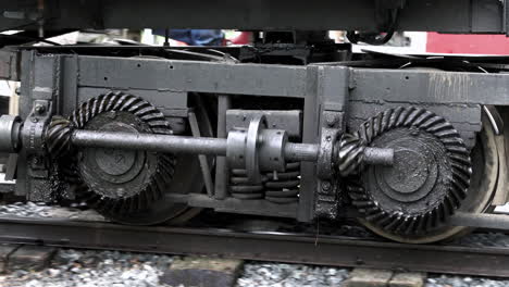 Die-Großen-Eisernen-Zahnräder-Einer-Historischen-Lokomotive