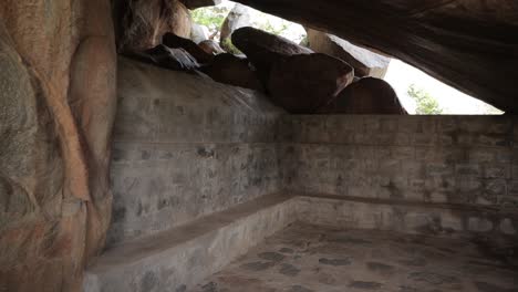 Schwenkblick-Auf-Die-Höhle,-Geschützte-Inschriften-Oder-Felserlasse-Des-Kaisers-Ashoka-Auf-Einem-Felsbrocken-In-Maski,-Raichur,-Indien