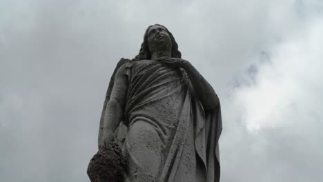 Estatua-Del-Cementerio-Con-Un-Fondo-Cronometrado-De-Nubes-Y-Cielo