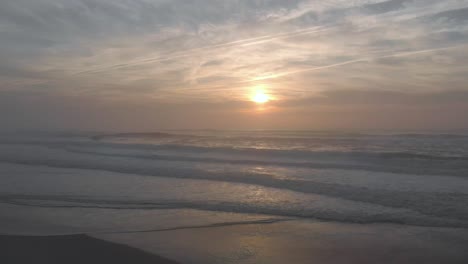 Sonnenuntergang-Luftaufnahme-Am-Strand-Mit-Wellen-Und-Sand