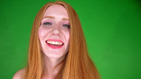 Cerrar-Sonriente-Mujer-Rubia-Con-Maquillaje