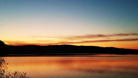 Ein-Wunderschöner-Bunter-Sonnenuntergang-über-Einem-Ruhigen-See