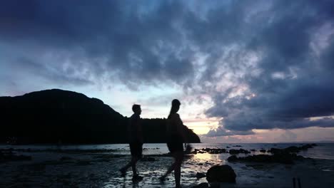 Wunderschöner-Sonnenuntergangszeitraffer-Der-Insel-Phi-Phi-Mit-Einem-Farbwechselnden-Abendhimmel