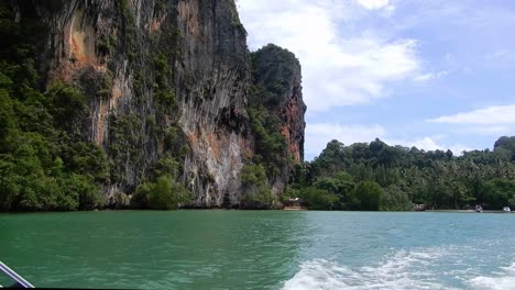 The-view-from-the-boat-on-a-steep-rock-while-the-boat-is-moving
