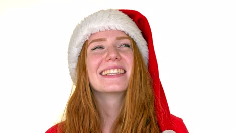 Mujer-Pelirroja-Con-Santa-Claus-Rojo-En-La-Cabeza-Mirando-Hacia-Arriba-Con-Una-Sonrisa,-Sobre-Fondo-Blanco