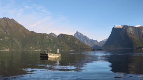 Schwimmend-In-Einem-Wunderschönen-Norwegischen-Fjord-Bei-Sæb-Anlegen?