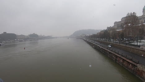 Vista-Panorámica-De-Budapest-Desde-Un-Puente-En-Un-Día-De-Nieve