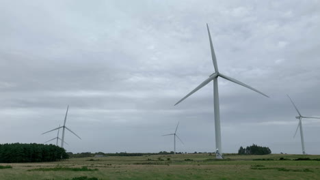 Windturbinen,-Die-Sich-An-Einem-Bewölkten-Tag-In-Einem-Windpark-In-Northumberland-Drehen,-Von-Vorne-Geschossen
