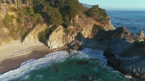 4K-UHD-Drone---DJI-Aerial-footage-of-the-Enchanting-McWay-Falls-and-beach-in-Julia-Pfeiffer-Burns-State-Park,-at-Highway-One,-Big-Sur,-California-|-USA-Westcoast-road-trip
