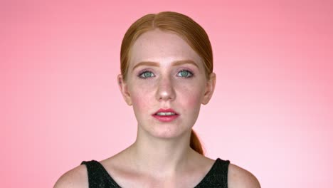 Hübsches-Attraktives-Rothaarigemädchen-Sinnliches-Porträt-über-Rosa-Hintergrund