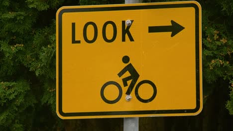 Bike-sign-warning-people-to-look