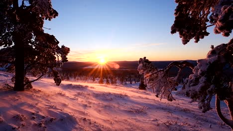 Epischer-Sonnenuntergang-In-Lappland,-Finnland
