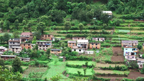 Ein-Dorf-Auf-Einem-Terrassierten-Hügel-In-Nepal