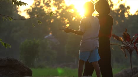 Kinder-In-Zeitlupe,-Die-Bei-Sonnenuntergang-Am-Rand-Des-Reisfeldes-Spielen