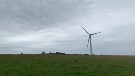 Breiter-Schuss-Einer-Einzigartigen-Windkraftanlage,-Die-Sich-An-Einem-Bewölkten-Tag-In-Einem-Windpark-In-Northumberland-Dreht
