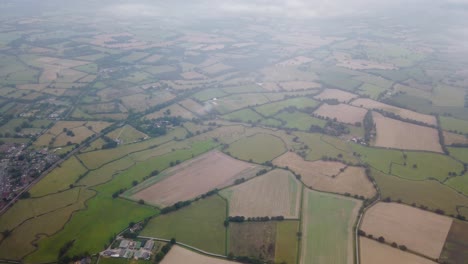 Blick-Auf-Die-Britische-Landschaft-In-Großer-Höhe-Aus-Dem-Flugzeugfenster