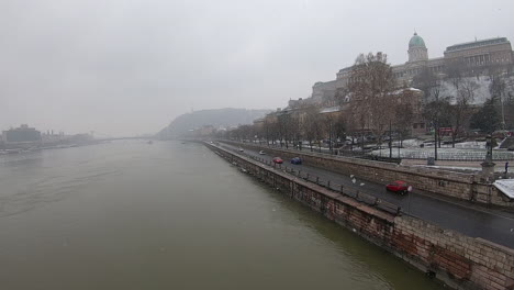 Vista-Panorámica-De-Budapest-Desde-Un-Puente-En-Un-Día-De-Nieve