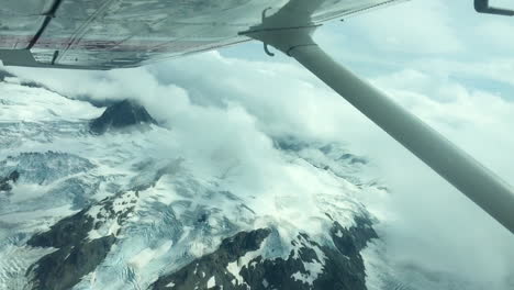 Blick-Von-Einem-Flugzeug-Auf-Die-Spitze-Der-Schneebedeckten-Berge-In-Alaska
