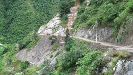 Eine-Gefährliche-Straße-Auf-Einer-Klippe-In-Den-Ausläufern-Des-Himalaya-Von-Nepal