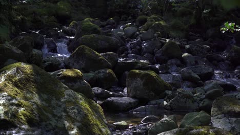 Herrlicher-Fließender-Bach-über-Moosfelsen-Im-Lake-District,-Cumbria,-England