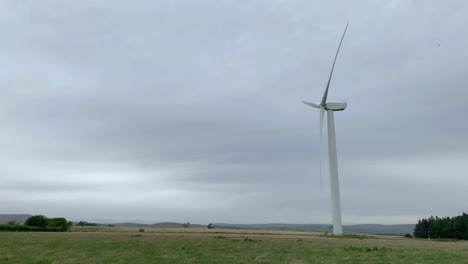 Seite-Auf-Aufnahme-Einer-Einzigartigen-Windkraftanlage,-Die-Sich-An-Einem-Bewölkten-Tag-In-Einem-Windpark-In-Northumberland-Dreht