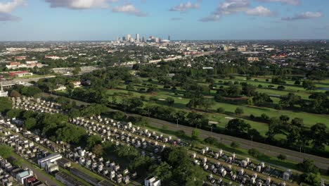 Dröhnen-Eines-Friedhofs-Mit-Der-Stadt-New-Orleans-Im-Hintergrund