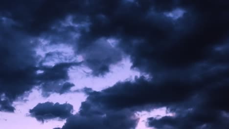 Monsunsturmwolken-Im-Zeitraffer-Sammeln-Sich-Bei-Sonnenuntergang-Am-Himmel-Von-Arizona-Und-Färben-Den-Himmel-Lila-Und-Rosa