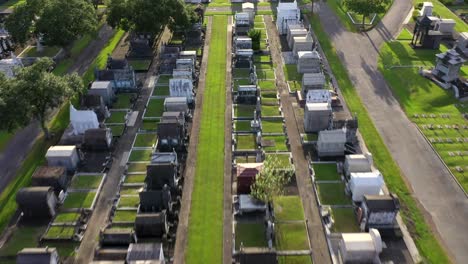 Hablando-Sobre-Tumbas-En-Un-Cementerio-De-Nueva-Orleans