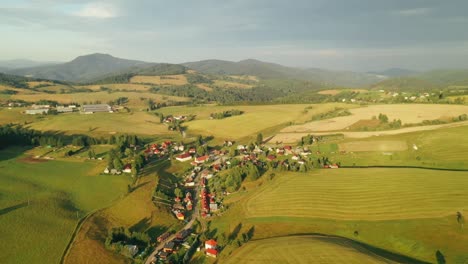 Luftaufnahme-Eines-Slowakischen-Dorfes-Sihla