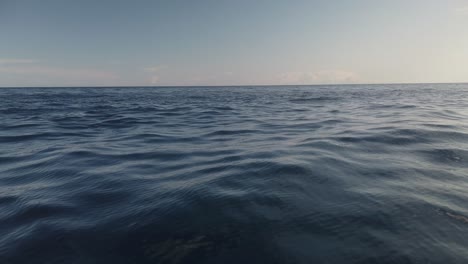 Blick-Auf-Die-Ruhige-Ozeanwasseroberfläche-Mit-Kleinen-Wellen-Und-Leerem-Horizont