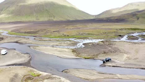 Viaje-épico-Por-Carretera-En-Las-Tierras-Altas-De-Islandia-Y-Cruzando-Los-Ríos-Glaciares-Con-Un-Jeep-Negro