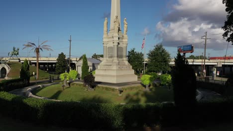 Sehr-Hohe-Statue-Auf-Einem-Friedhof-In-New-Orleans