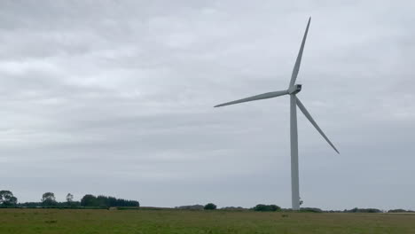 Rückaufnahme-Einer-Einzigartigen-Windkraftanlage,-Die-Sich-An-Einem-Bewölkten-Tag-In-Einem-Windpark-In-Northumberland-Dreht