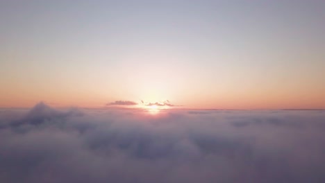 Vista-Panorámica-Aérea-De-Un-Sol-Saliendo-Por-Encima-De-Las-Nubes