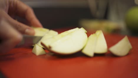 Close-up-of-a-woman's-hand-chopping-apples-into-slices