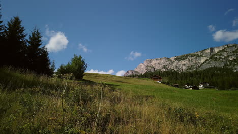 Wolken,-Die-über-Den-Himmel-Rasen,-Sich-Bilden-Und-Auflösen,-Wirbeln-über-Eine-Grüne-Wiese-In-Den-Italienischen-Alpen