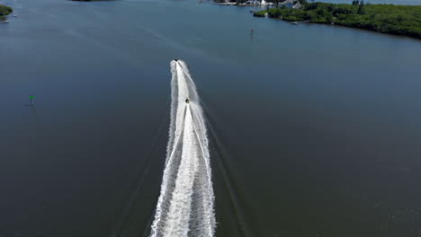 Luftaufnahme-Von-Jetskis-Auf-Der-Indian-River-Lagune-In-Florida