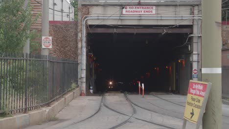Septa-13-Rollwagen-Taucht-Aus-Dem-40th-Street-Station-Tunnel,-Philadelphia,-Pa-Auf