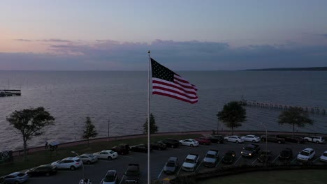 Dröhnen-Um-Die-Amerikanische-Flagge-Während-Des-Sonnenuntergangs-Am-Fairhope-Municipal-Pier