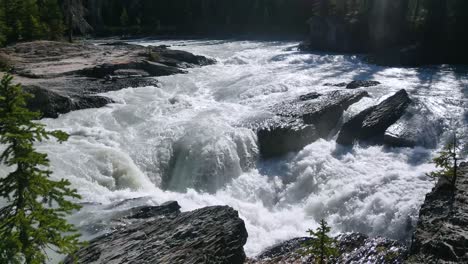 Blick-Auf-Die-Natürliche-Landschaft-Des-Wasserfalls-In-Der-Natürlichen-Brücke,-Afon-Emerald,-Yoho-National-Park,-Alberta,-Kanada-Im-Sommer-Tagsüber-Mit-Starkem-Wasserfluss