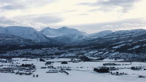 Blick-Auf-Die-Landschaft-In-Norwegen-Mit-Einer-Pfanne
