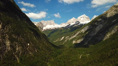 Vorwärtsdrohnenaufnahme-Der-Slowenischen-Berge,-An-Einem-Sonnigen-Tag-Mit-Einigen-Wolken
