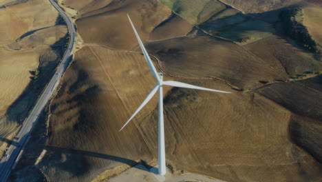 Luftaufnahme-Der-Windkraftanlage,-Dynamisches-Überfliegen-Und-Drehen-Der-Windkraft-Von-Oben,-Sehr-Interessante-Aufnahme-Bei-Sonnenuntergang-In-4k