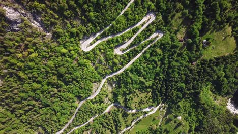 Toma-De-Drones,-Vista-Superior,-De-Una-Carretera-Rural-Eslovena-Rodeada-Por-Un-Bosque-De-Montaña