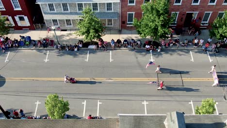 Antena-Estática-De-Manifestantes-Que-Llevan-Banderas-Americanas-Durante-El-Desfile-Del-Día-De-La-Independencia-En-Lititz-Pennsylvania