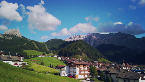Schwenk-über-Wolkenstein-In-Gröden-Mit-Wolkenbildung-über-Den-Gipfeln-Der-Dolomiten