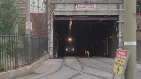 Septa-13-Rollwagen-Taucht-Aus-Dem-40th-Street-Station-Tunnel,-Philadelphia,-Pa-Auf