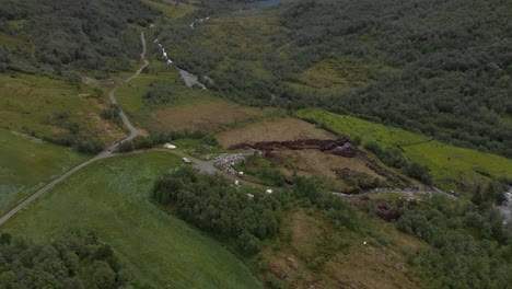 Luftaufnahme-Mit-Neigung-Einer-Landschaft-In-Norwegen,-Wo-Wir-Ein-Tal-Und-Einen-See-Sehen-Können